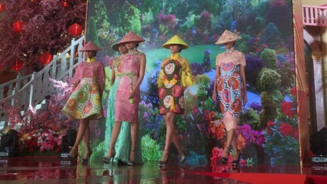 Koleksi busana Imlek motif ayam karya Ivan Gunawan