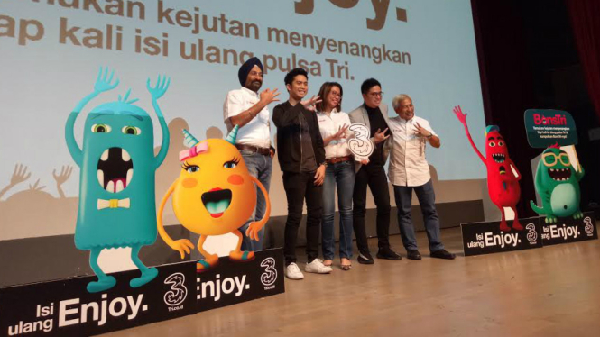 Operator Tri saat peluncuran produk.
