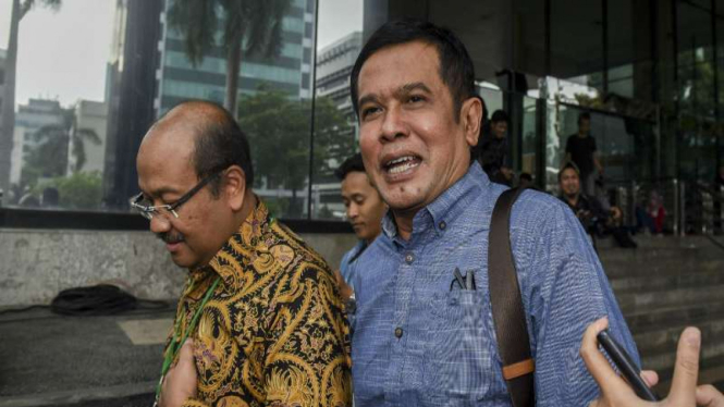 Bupati Nganjuk, Taufiqurrahman (kanan), di Gedung KPK.