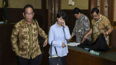 Terdakwa kasus suap gula impor Xaveriandy Sutanto (kiri) dan Memi (kedua kiri) 