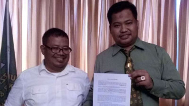 Mukhlis Effendi, kuasa hukum H, seorang pejabat Pemerintah Kota Depok, yang ditangkap polisi karena disangka terlibat korupsi proyek jalan di kota itu.