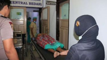 Abu Muhammad, tersangka teroris di Sulawesi Tengah dibawa ke ruang operasi untuk menjalani operasi Hernia, Selasa (24/1/2017)