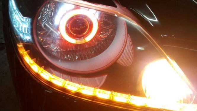 Lampu sein merambat.
