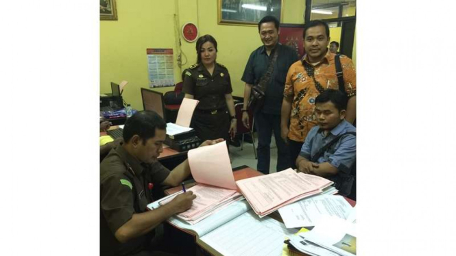 Tersangka provokasi rush money di Facebook, Abu Uwais (kemeja biru) saat akan dilimpahkan ke Kejaksaan Negeri Jakarta Utara, Rabu (25/1/2017)