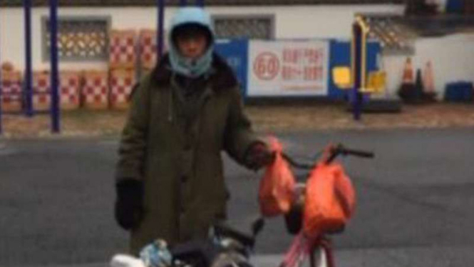 Pria di China yang memakai sepeda untuk pulang kampung.