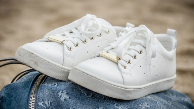 Sneaker putih.