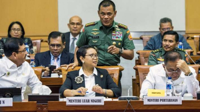 Panglima TNI, Jenderal Gatot Nurmantyo (berdiri). Menlu Retno Marsudi (tengah).