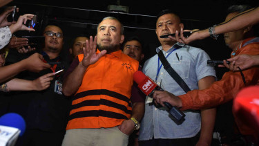 Hakim Mahkamah Konstitusi Patrialis Akbar saat mengenakan baju tahanan KPK