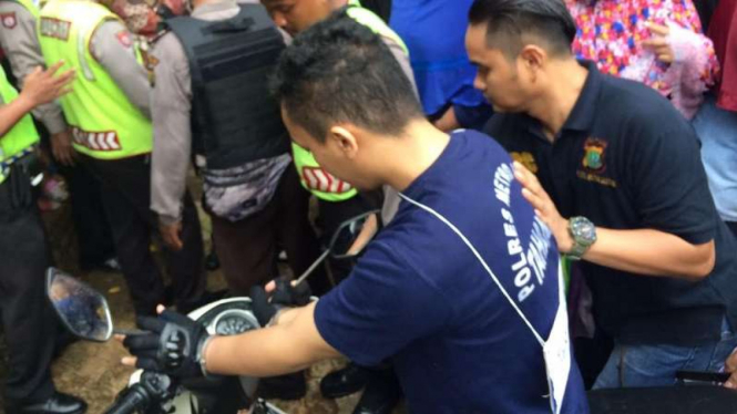 Rachman peragakan rekonstruksi pembunuhan adiknya.
