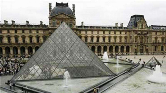 Museum Louvre di Paris, Prancis.