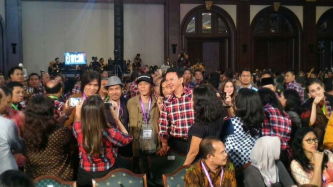 asuki Tjahaja Purnama atau Ahok berfoto bersama dengan para artis yang mendukungnya dalam debat kandidat putaran kedua, Jumat (27/1/2017)