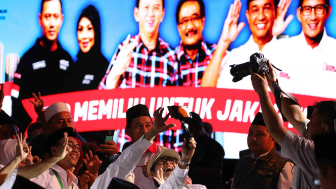 Gaya para pendukung pasalon Pilgub DKI Jakarta.