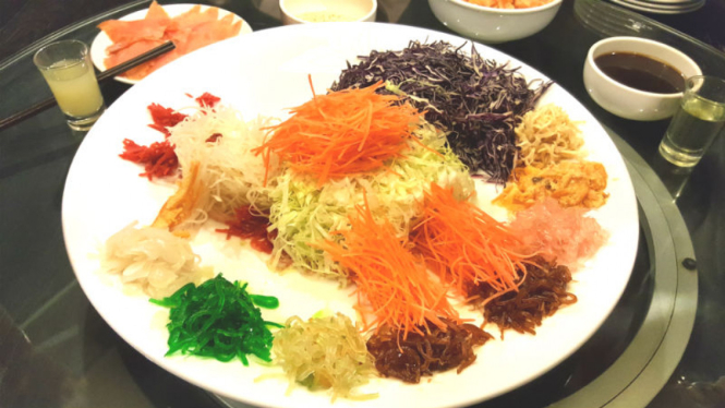 Yu Sheng medium sebelum dicampur, berbentuk lambang ayam