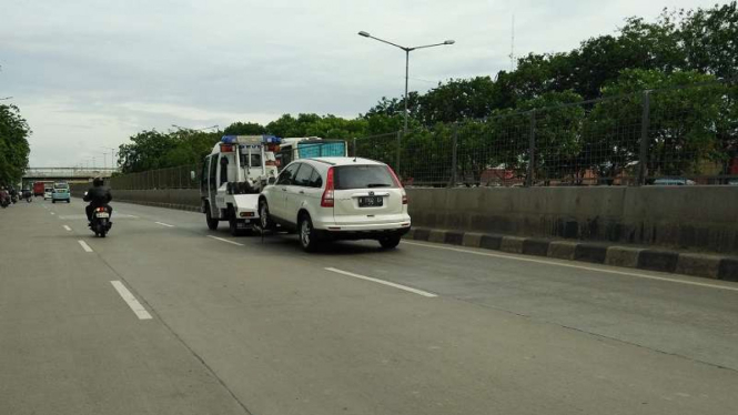 Salah satu mobil yang diderek petugas di Jakarta Utara.