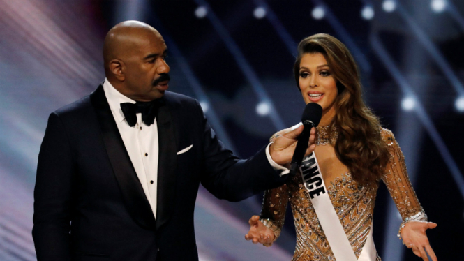 Steve Harvey dan Miss Universe 2017 Iris Mittenaere.