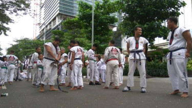 Anak-anak berlatih tarung derajat