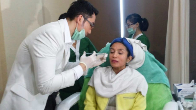 Metode perawatan kecantikan suntik filler.