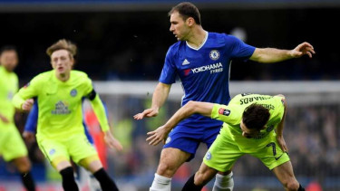 Pemain belakang Chelsea, Branislav Ivanovic (kostum biru)