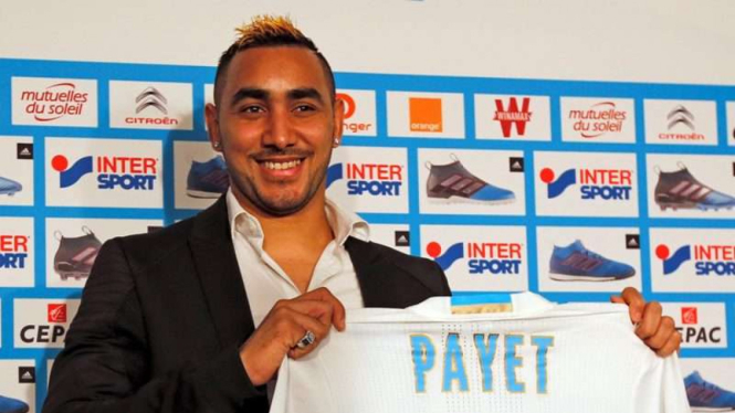 Dimitri Payet saat diperkenalkan Olympique Lyon