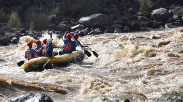 Ilustrasi arung jeram.