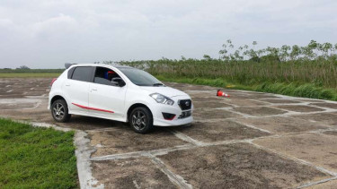 Atraksi gymkhana menggunakan Datsun GO.