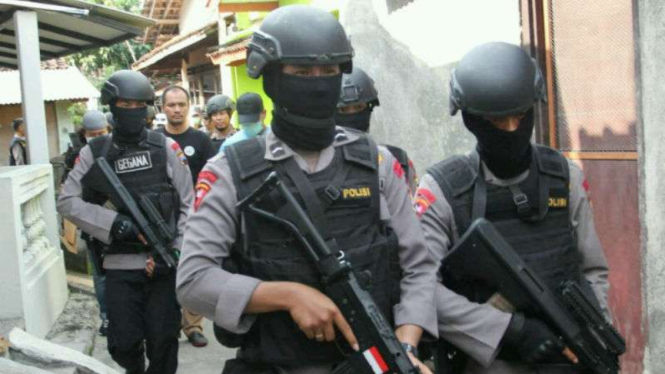 Detasemen Khusus 88 Antiteror Mabes Polri menangkap dua warga Karanganyar dan Sragen, Jawa Tengah, pada Selasa pagi, 31 Januari 2017.