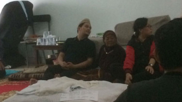 Indra Bekti dirumah duka