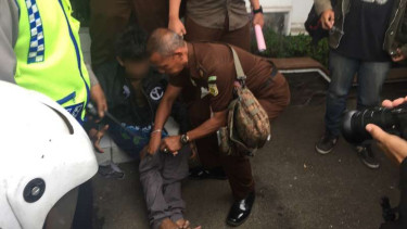 Pengedar narkoba yang kedapatan bertransaksi dengan tahanan usai sidang di Pengadilan Negeri Kota Bandung Jawa Barat, Rabu (1/2/2017)/Ilustrasi.