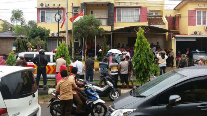 Sejumlah nasabah memadati rumah sewaan bos koperasi simpan pinjam Pandawa Mandiri Group di kawasan Palem Ganda Asri, Kecamatan Limo, Depok, Jawa Barat, pada Rabu 1 Februari 2017.