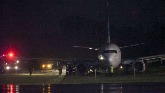 Petugas mengevakuasi badan pesawat Garuda Indonesia GA 258 PK-GNK, yang tergelincir di landasan Bandara Adisucipto, Sleman, Daerah Istimewa Yogyakarta, Rabu (1/2/2017).