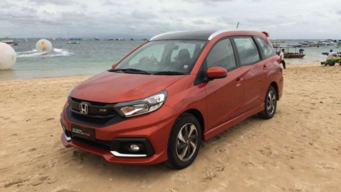 Mobil keluarga Honda Mobilio.
