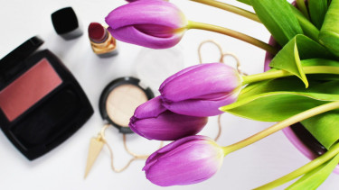 Kosmetik atau make-up.