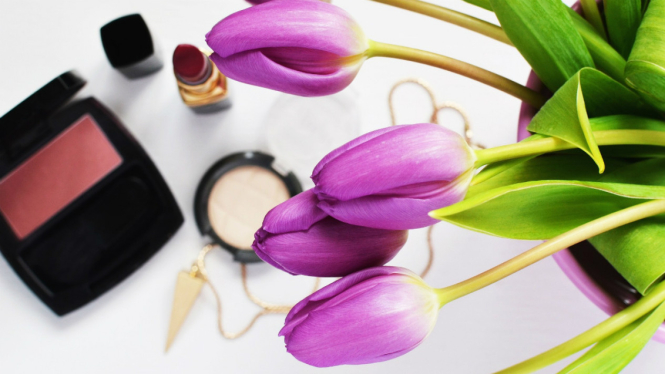 Kosmetik atau make-up.