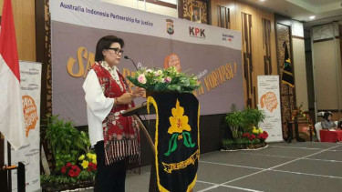 Wakil Ketua KPK, Basaria Pandjaitan, dalam diskusi dengan organisasi nonpemerintah di Kota Makassar, Sulawesi Selatan, pada Kamis, 2 Februari 2017.