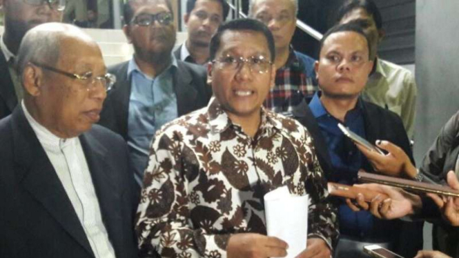 Tim pengacara Ahok memberikan pernyataan pada wartawan.