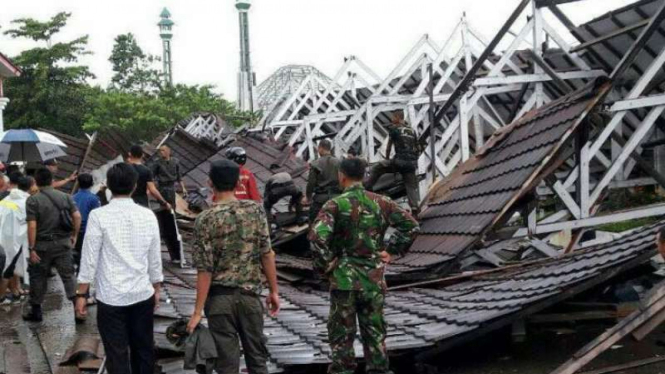 Hujan disertai angin kencang merobohkan tribun penonton di Lapangan Syech Yusuf, Kabupaten Gowa, Sulawesi Selatan, pada Jumat, 3 Februari 2017.