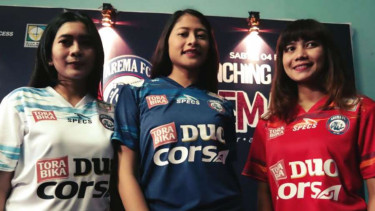Model pamerkan jersey baru Arema FC