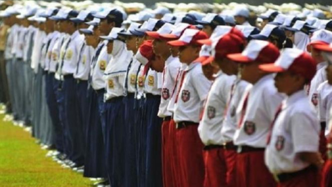 Seragam sekolah negeri di Indonesia.