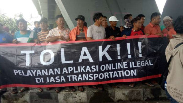 Unjuk rasa sopir angkutan umum di Sulawesi Selatan menolak kehadiran layanan penumpang berbasis online, Senin (6/2/2017)