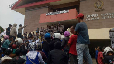 Aksi ratusan sopir angkutan umum di Kota Makassar yang memprotes kehadiran layanan penumpang berbasis aplikasi, Senin (6/2/2017)