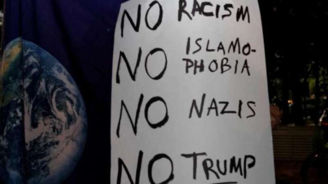 Demonstrasi warga AS tolak kebijakan diskriminasi Trump di Houston, Texas.
