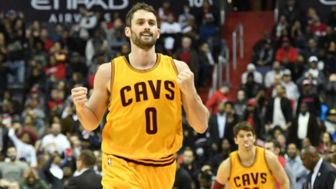 Pebasket Cleveland Cavaliers, Kevin Love (tengah)