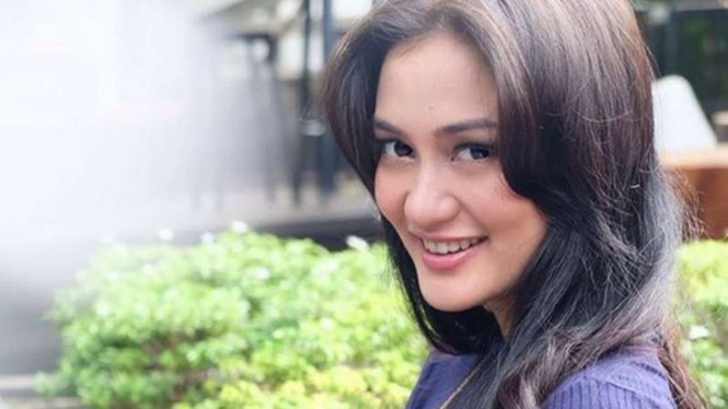Atiqah Hasiholan.