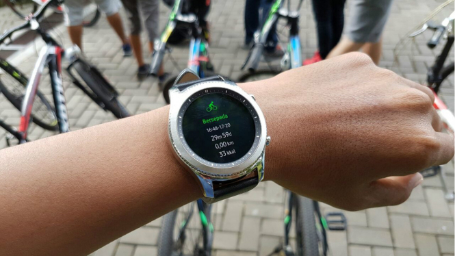 Jam tangan pintar / smartwatch.