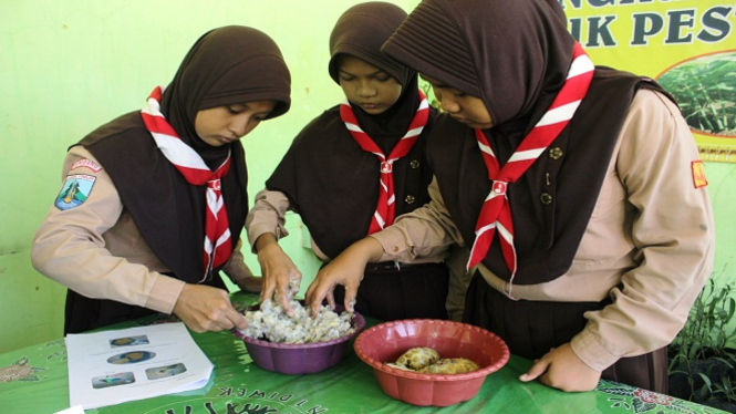 Siswa SMPN 1 Diwek Jombang sedang melakukan percobaan.