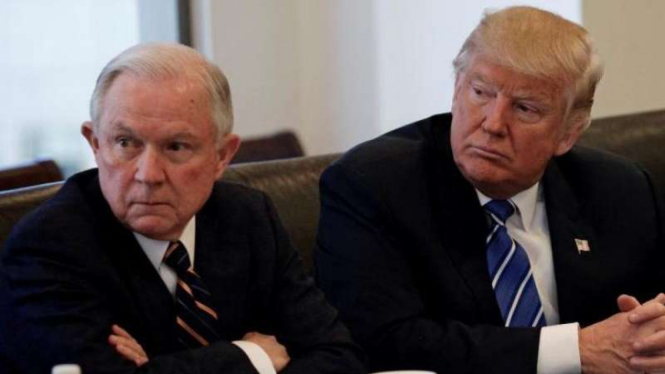 Senator Alabama, Jeff Sessions (kiri) dan Presiden Trump.