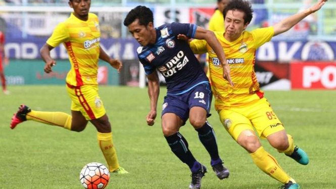 Pemain Arema FC, Ahmad Bustomi (tengah)