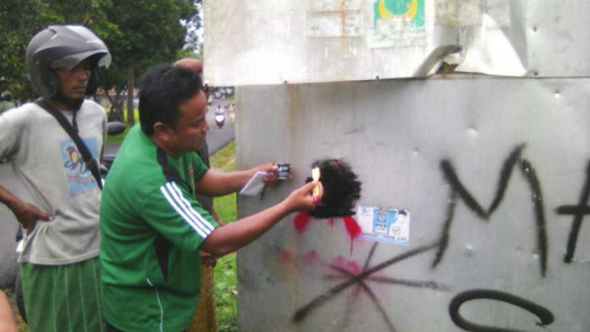 Heboh Gambar Palu Arit di Dinding Masjid Madura