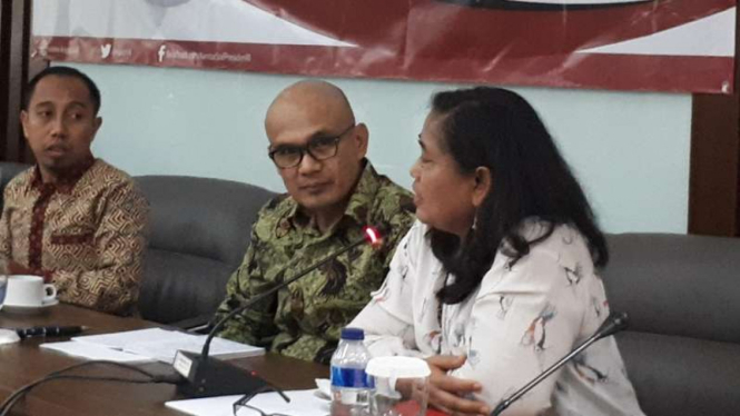 Dirjen Asia Pasifik dan Afrika Kemlu Desra Percaya (kacamata) dan Bini Buchori (kanan).