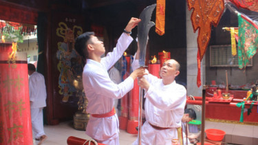 Umat Klenteng Kwan Kong Manado, Sulawesi Utara, mengasah pedang dan tombak yang akan digunakan pada perayaan Cap Go Meh akhir pekan ini.